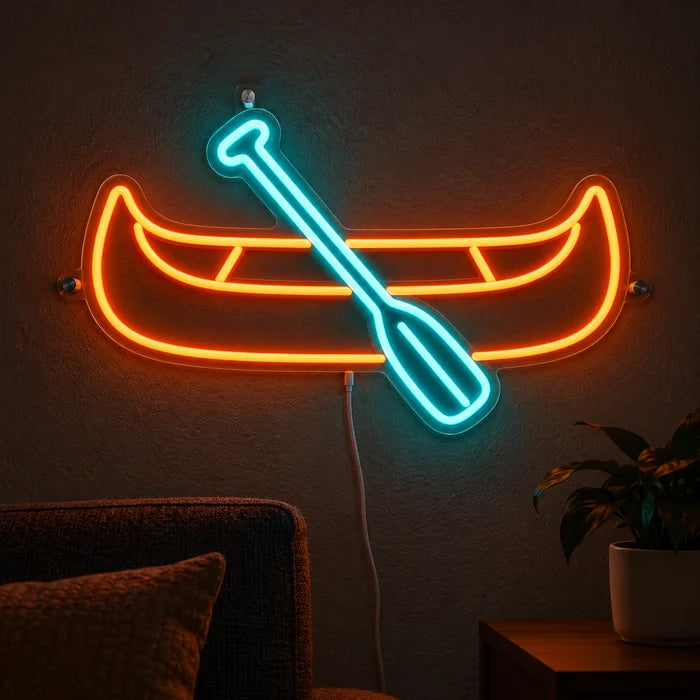 Kanu Neon LED Schild leuchtend an einer dunklen Wand, Nahaufnahme mit Anschlusskabel