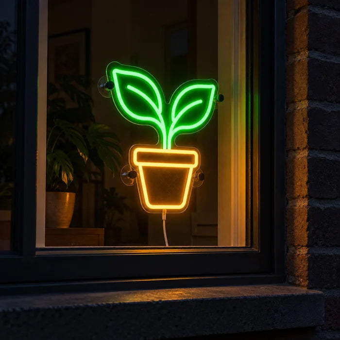 Kleiner Sprössling Neon LED Schild im Fenster, von der nächtlichen Straße aus gesehen