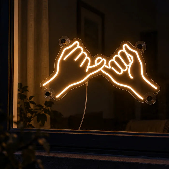 Kleines Versprechen Neon LED Schild im Fenster, von der nächtlichen Straße aus gesehen