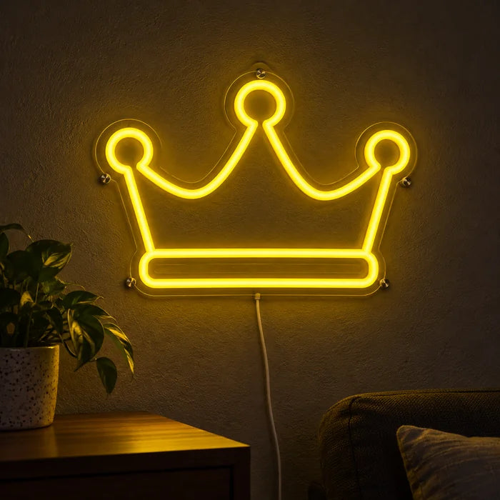Königskrone Neon LED Schild leuchtend an einer dunklen Wand, Nahaufnahme mit Anschlusskabel