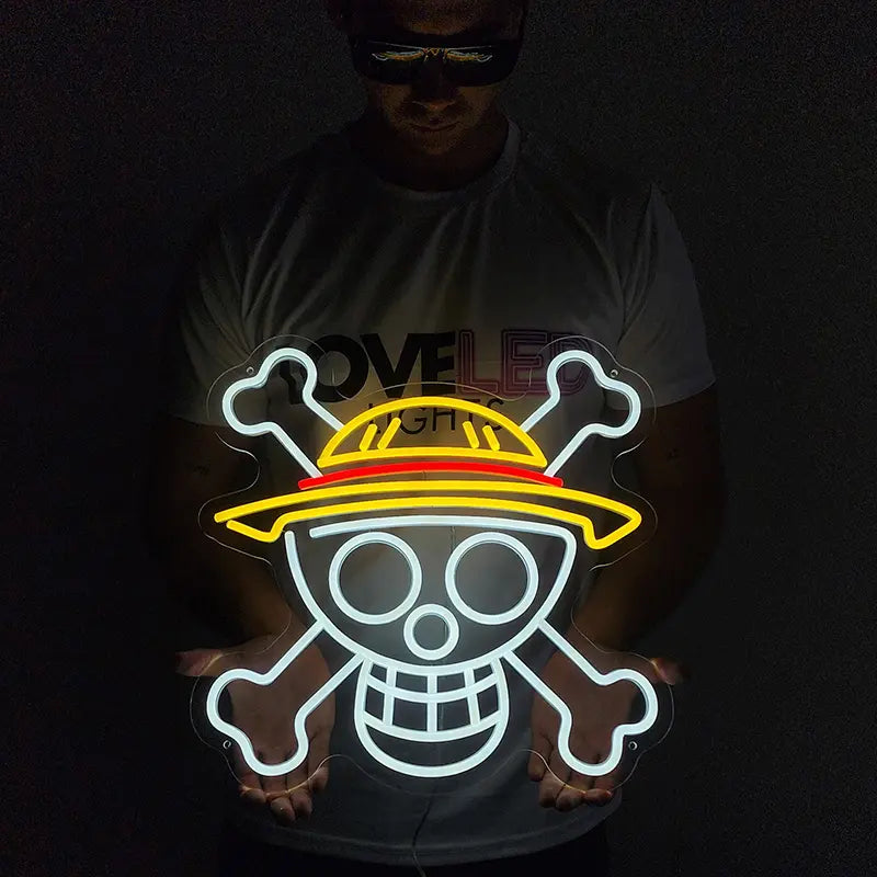 Anime Piraten Neon LED Schild 12V – Totenkopf in Weiß, Gelb und Rot als XL-Wanddeko