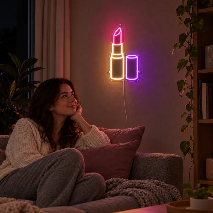 Lippenstift Neon LED Schild an der Wohnzimmerwand, davor entspannt eine Person auf dem Sofa