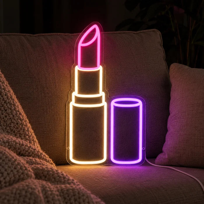 Lippenstift Neon LED Schild auf einem gemütlichen Sofa zwischen Kissen und Decke