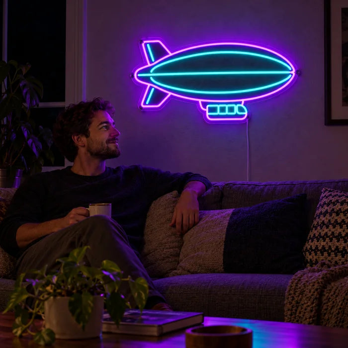 Luftschiff Neon LED Schild an der Wohnzimmerwand, davor entspannt eine Person auf dem Sofa