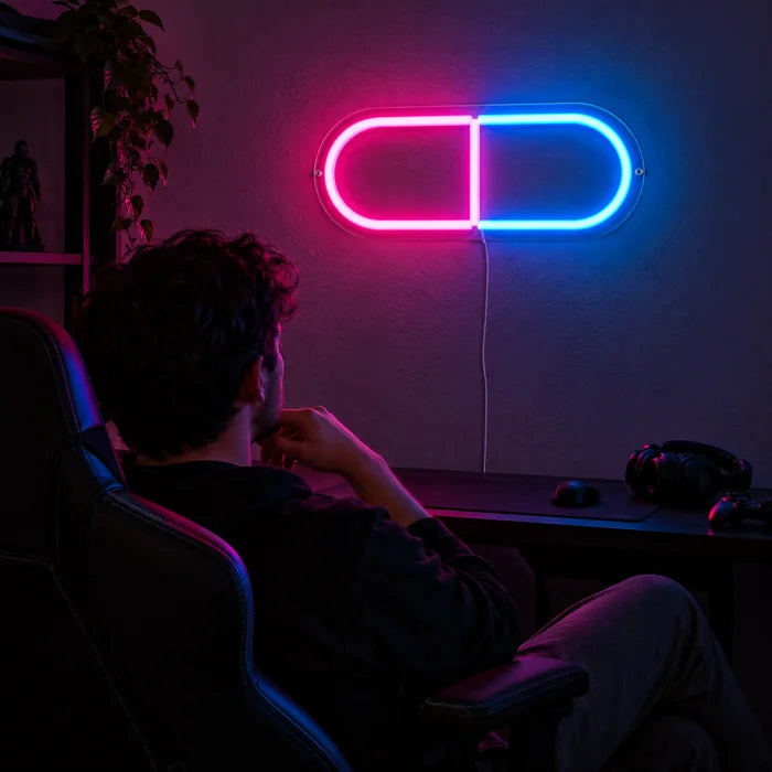 Medikamentenkapsel Neon LED Schild über dem Gaming-Schreibtisch, davor ein Spieler im Gaming-Stuhl