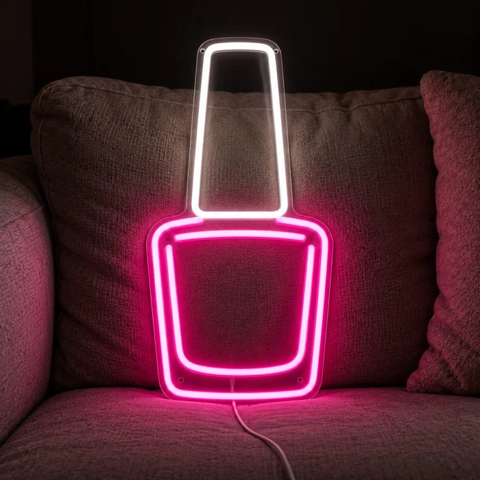 Nagellack Neon LED Schild auf einem gemütlichen Sofa zwischen Kissen und Decke