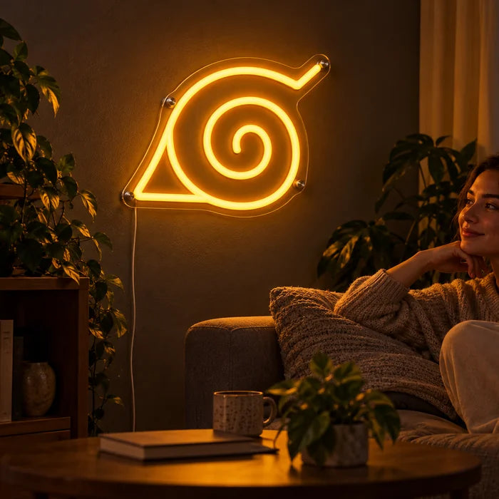 Naruto Konoha Symbol Neon LED Schild an der Wohnzimmerwand, davor entspannt eine Person auf dem Sofa