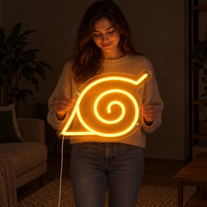 Naruto Konoha Symbol Neon LED Schild von einer Frau gehalten, zeigt die Größe im Vergleich zum Körper