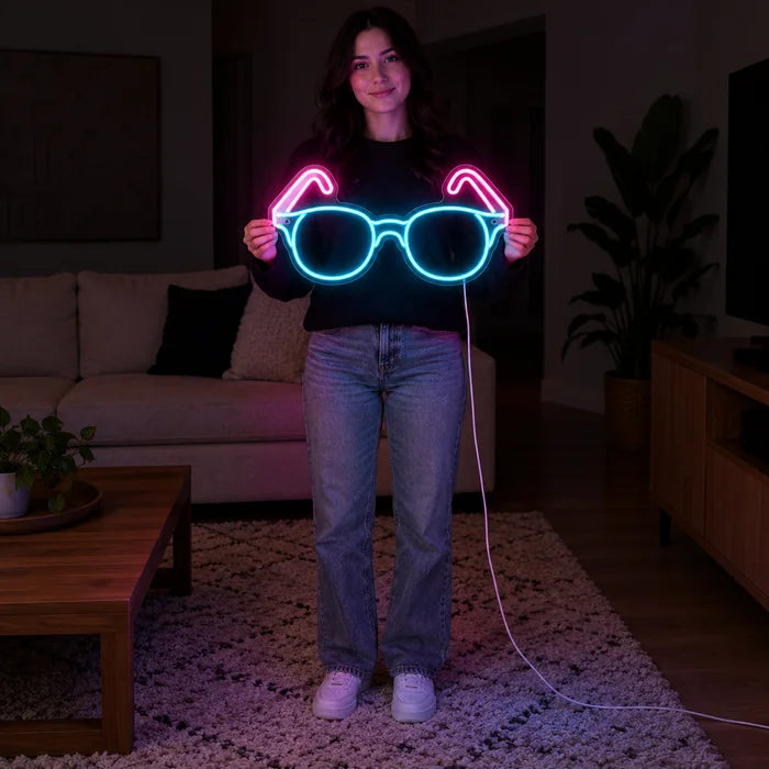 Neon-Brille Neon LED Schild von einer Frau gehalten, zeigt die Größe im Vergleich zum Körper