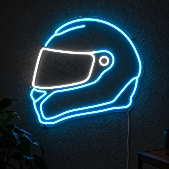 Neon-Rennhelm Neon LED Schild leuchtend an einer dunklen Wand, Nahaufnahme mit Anschlusskabel