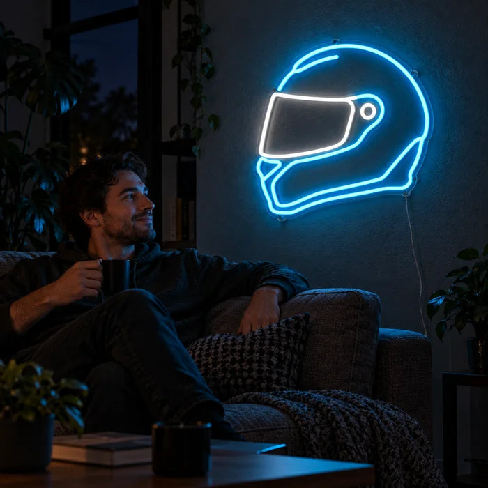 Neon-Rennhelm Neon LED Schild an der Wohnzimmerwand, davor entspannt eine Person auf dem Sofa