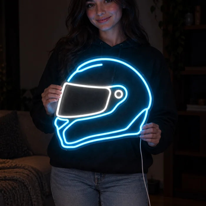 Neon-Rennhelm Neon LED Schild von einer Frau gehalten, zeigt die Größe im Vergleich zum Körper