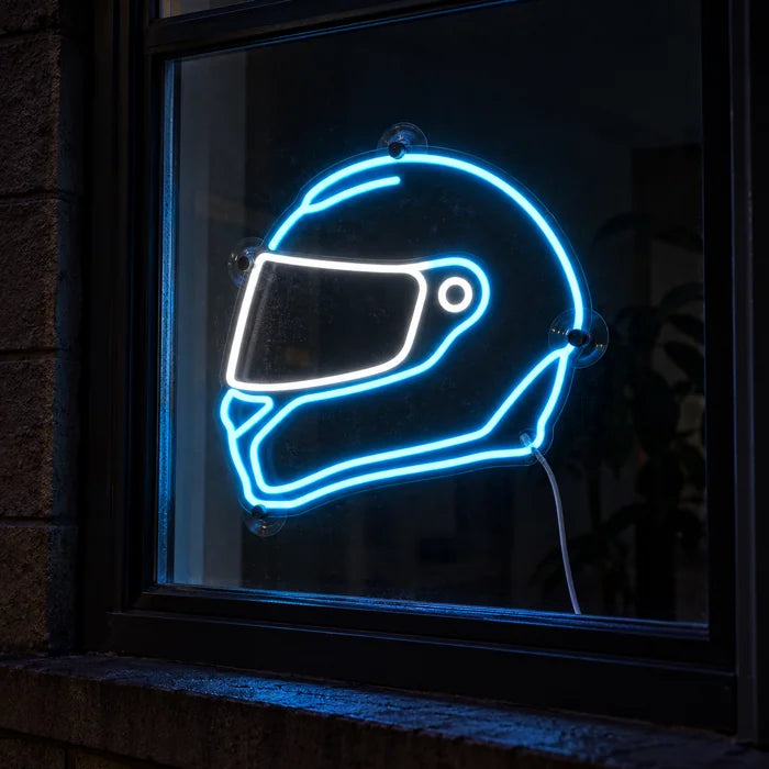 Neon-Rennhelm Neon LED Schild im Fenster, von der nächtlichen Straße aus gesehen
