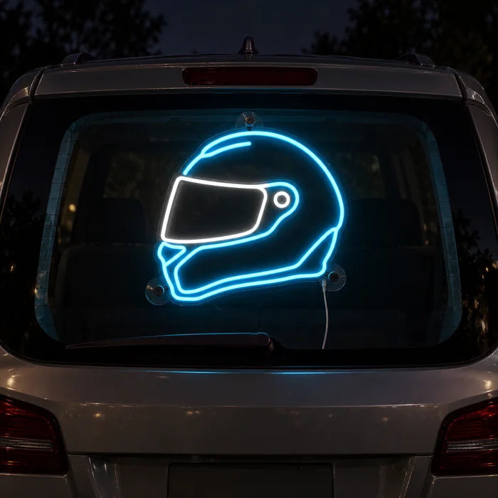 Neon-Rennhelm Neon LED Schild an der Heckscheibe eines Autos bei Nacht