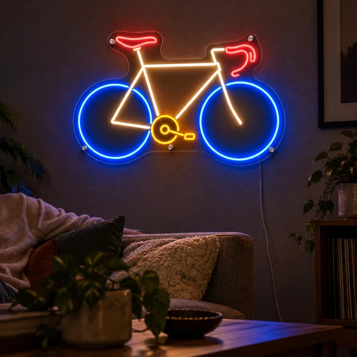 Neon-Rennrad Neon LED Schild an der Wohnzimmerwand, davor entspannt eine Person auf dem Sofa