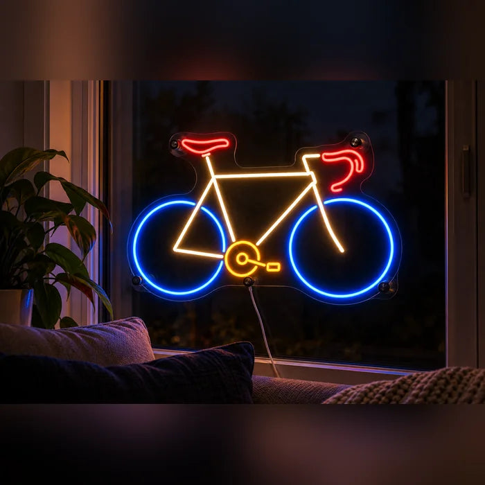 Neon-Rennrad Neon LED Schild abends im Fenster eines gemütlichen Wohnzimmers