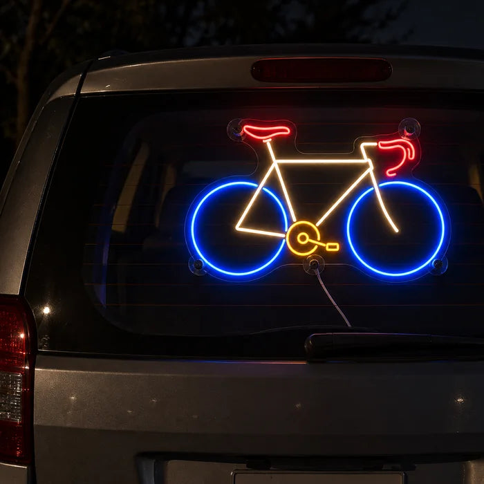 Neon-Rennrad Neon LED Schild an der Heckscheibe eines Autos bei Nacht