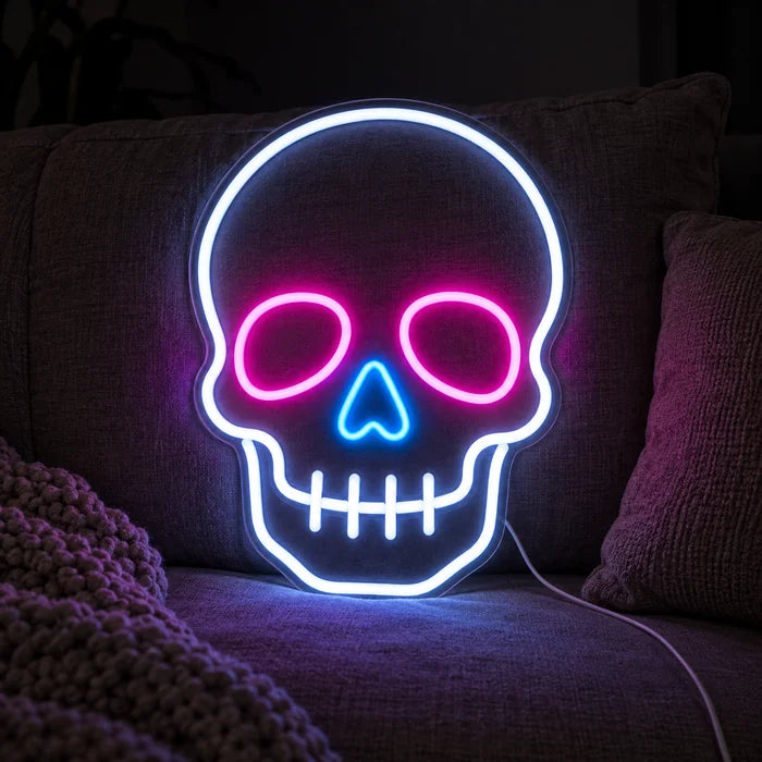 Neon-Schädel Neon LED Schild auf einem gemütlichen Sofa zwischen Kissen und Decke