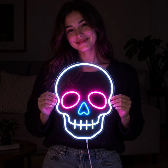 Neon-Schädel Neon LED Schild in den Händen einer lächelnden Frau vor dunklem Hintergrund