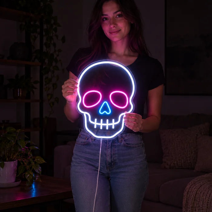 Neon-Schädel Neon LED Schild von einer Frau gehalten, zeigt die Größe im Vergleich zum Körper