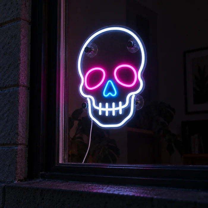 Neon-Schädel Neon LED Schild im Fenster, von der nächtlichen Straße aus gesehen