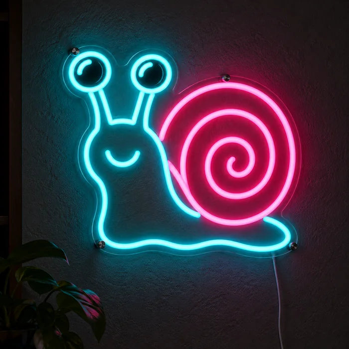 Neon-Schnecke Neon LED Schild leuchtend an einer dunklen Wand, Nahaufnahme mit Anschlusskabel