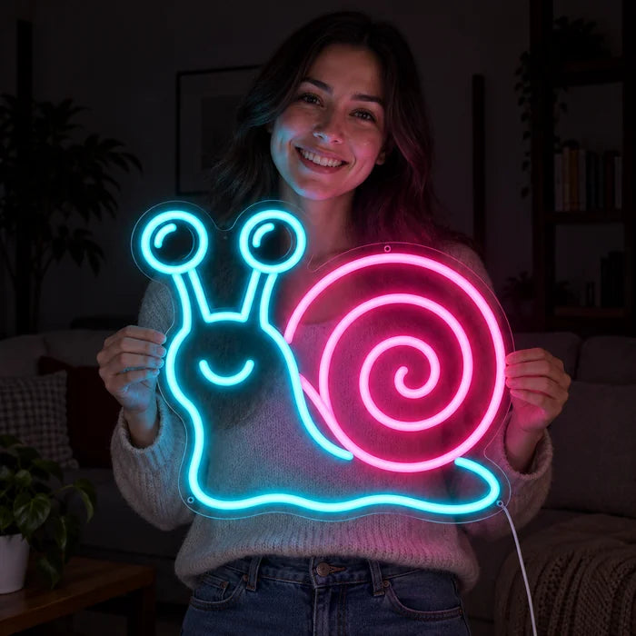 Neon-Schnecke Neon LED Schild in den Händen einer lächelnden Frau vor dunklem Hintergrund