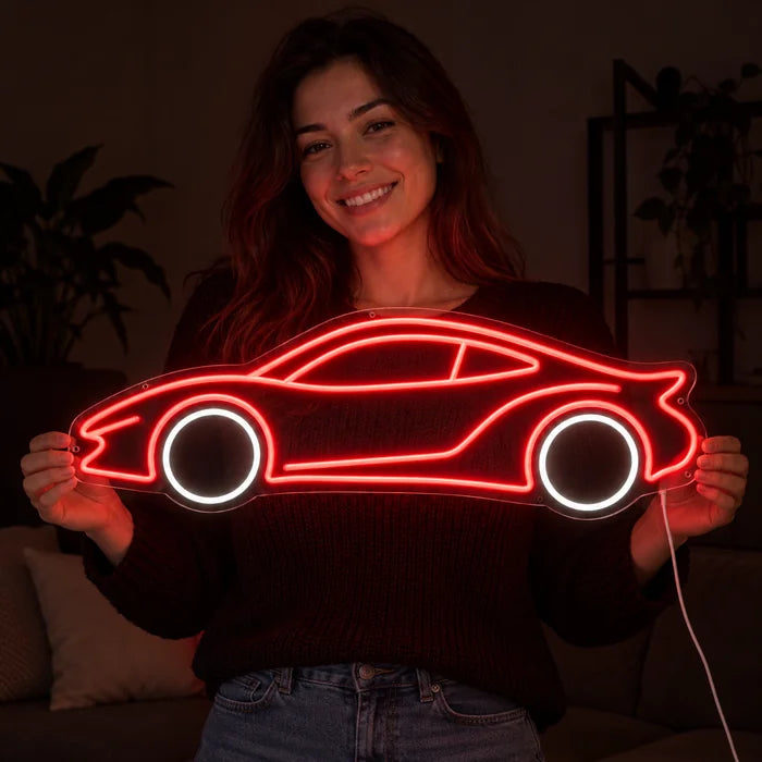 Neon-Sportwagen Neon LED Schild in den Händen einer lächelnden Frau vor dunklem Hintergrund