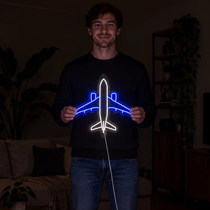 Passagierflugzeug Neon LED Schild von einer Frau gehalten, zeigt die Größe im Vergleich zum Körper