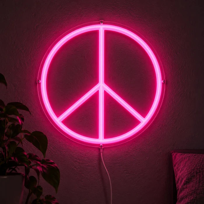 Peace Neon LED Schild leuchtend an einer dunklen Wand, Nahaufnahme mit Anschlusskabel
