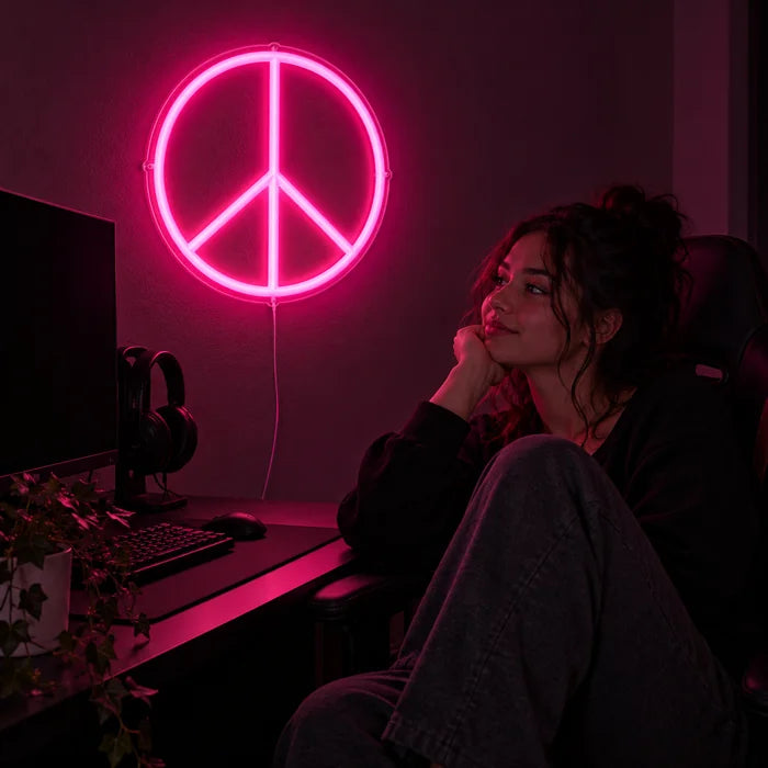 Peace Neon LED Schild über dem Gaming-Schreibtisch, davor ein Spieler im Gaming-Stuhl
