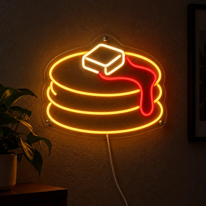 Pfannkuchen Neon LED Schild leuchtend an einer dunklen Wand, Nahaufnahme mit Anschlusskabel