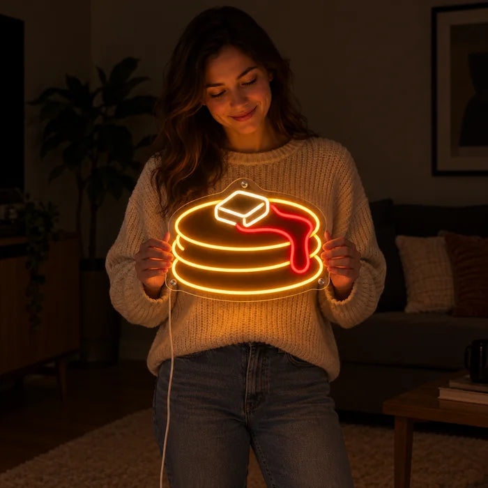 Pfannkuchen Neon LED Schild von einer Frau gehalten, zeigt die Größe im Vergleich zum Körper