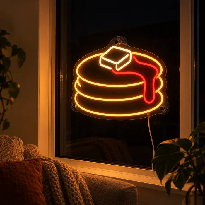 Pfannkuchen Neon LED Schild abends im Fenster eines gemütlichen Wohnzimmers