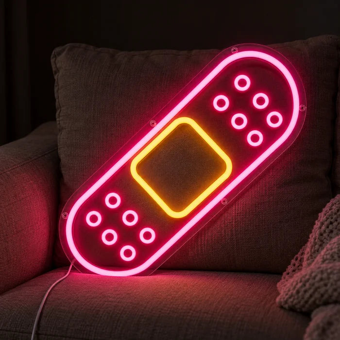 Pflaster Neon LED Schild auf einem gemütlichen Sofa zwischen Kissen und Decke