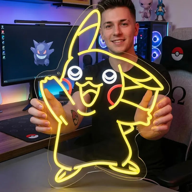 Fröhliches, winkendes Pikachu LED-Neon-Schild mit gelber Kontur, weißen Augen und roten Wangen, präsentiert in einem Gaming-Zimmer.