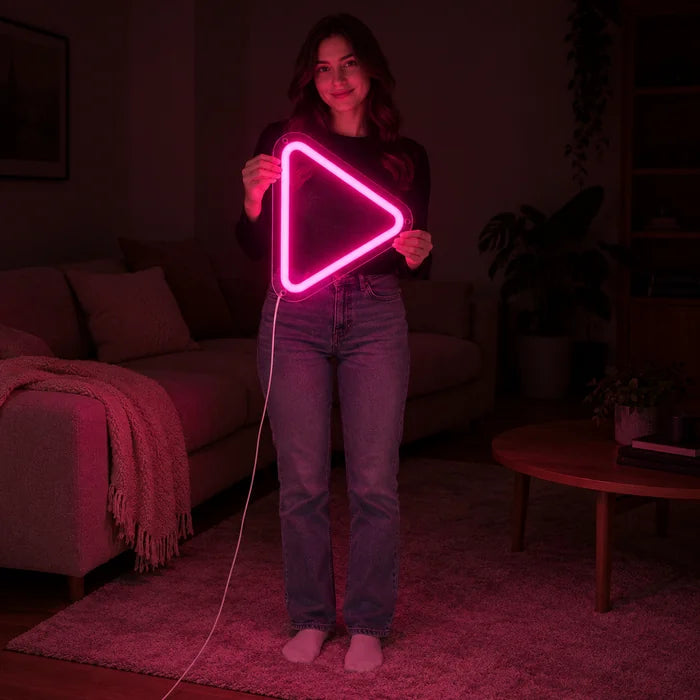 Play Neon LED Schild von einer Frau gehalten, zeigt die Größe im Vergleich zum Körper