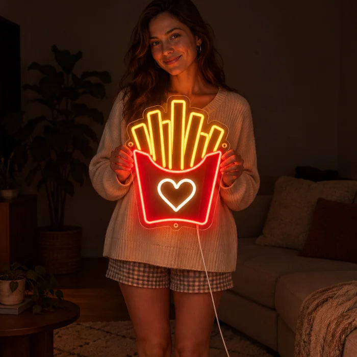 Pommesliebe Neon LED Schild von einer Frau gehalten, zeigt die Größe im Vergleich zum Körper