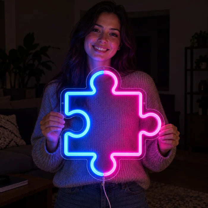 Puzzleteil Neon LED Schild in den Händen einer lächelnden Frau vor dunklem Hintergrund