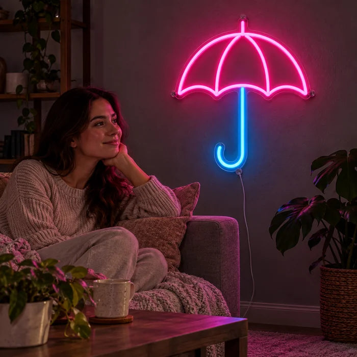 Regenschirm Neon LED Schild an der Wohnzimmerwand, davor entspannt eine Person auf dem Sofa