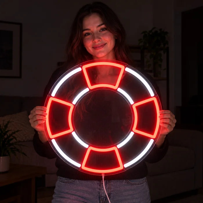 Rettungsring Neon LED Schild in den Händen einer lächelnden Frau vor dunklem Hintergrund