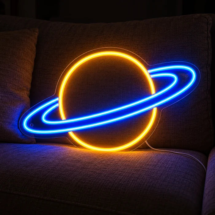 Ringplanet Neon LED Schild auf einem gemütlichen Sofa zwischen Kissen und Decke