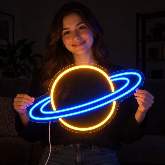 Ringplanet Neon LED Schild in den Händen einer lächelnden Frau vor dunklem Hintergrund