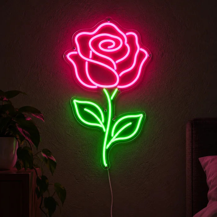 Rosenlicht Neon LED Schild leuchtend an einer dunklen Wand, Nahaufnahme mit Anschlusskabel