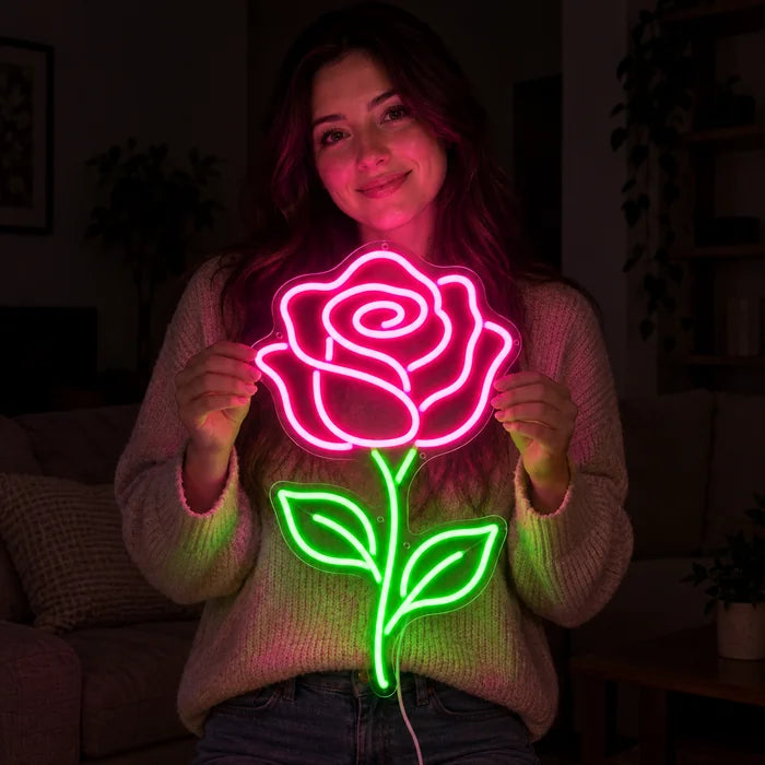 Rosenlicht Neon LED Schild in den Händen einer lächelnden Frau vor dunklem Hintergrund