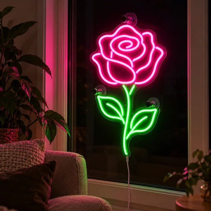 Rosenlicht Neon LED Schild abends im Fenster eines gemütlichen Wohnzimmers