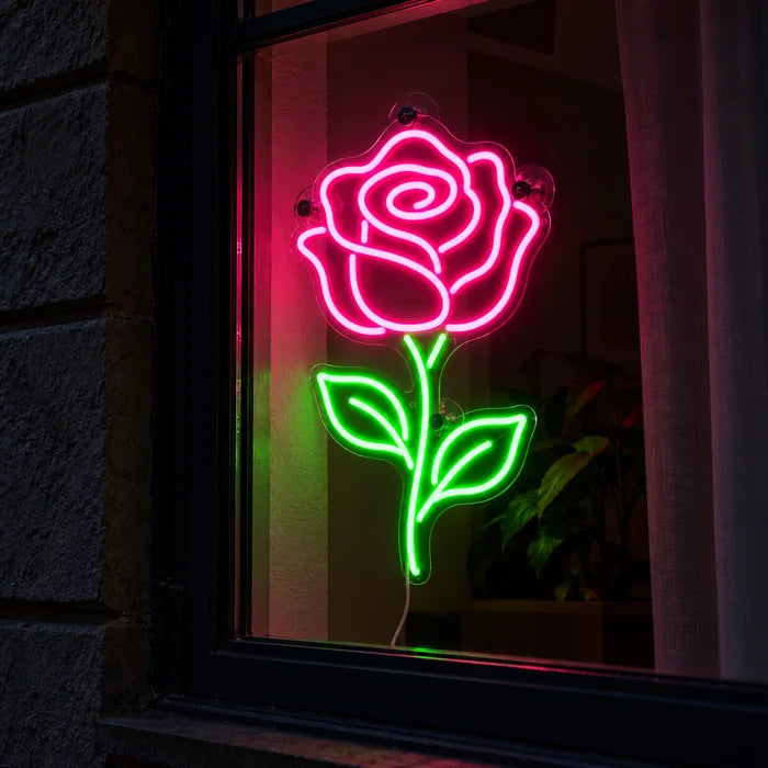 Rosenlicht Neon LED Schild im Fenster, von der nächtlichen Straße aus gesehen