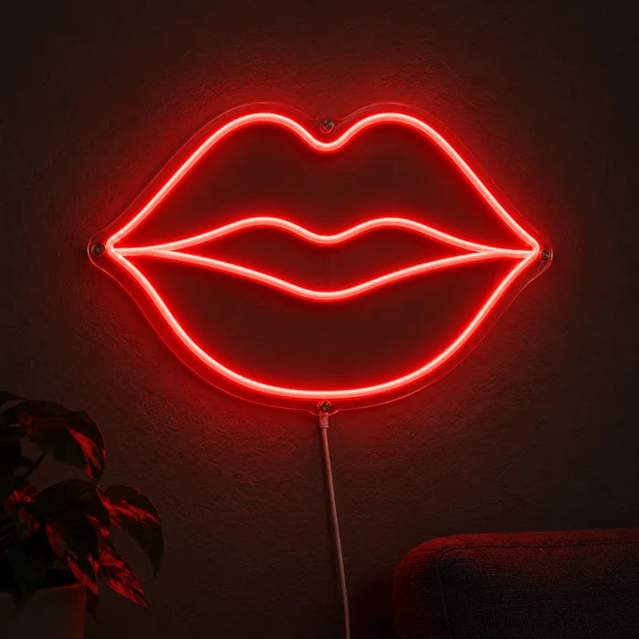 Rote Lippen Neon LED Schild leuchtend an einer dunklen Wand, Nahaufnahme mit Anschlusskabel