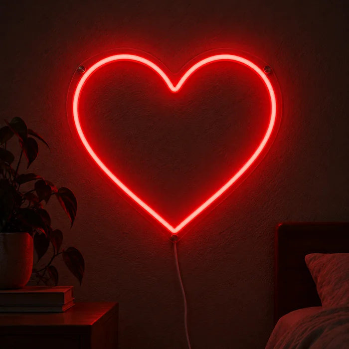 Rotes Herz Neon LED Schild leuchtend an einer dunklen Wand, Nahaufnahme mit Anschlusskabel
