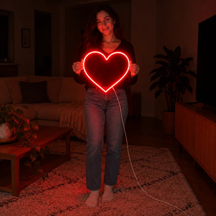 Rotes Herz Neon LED Schild von einer Frau gehalten, zeigt die Größe im Vergleich zum Körper